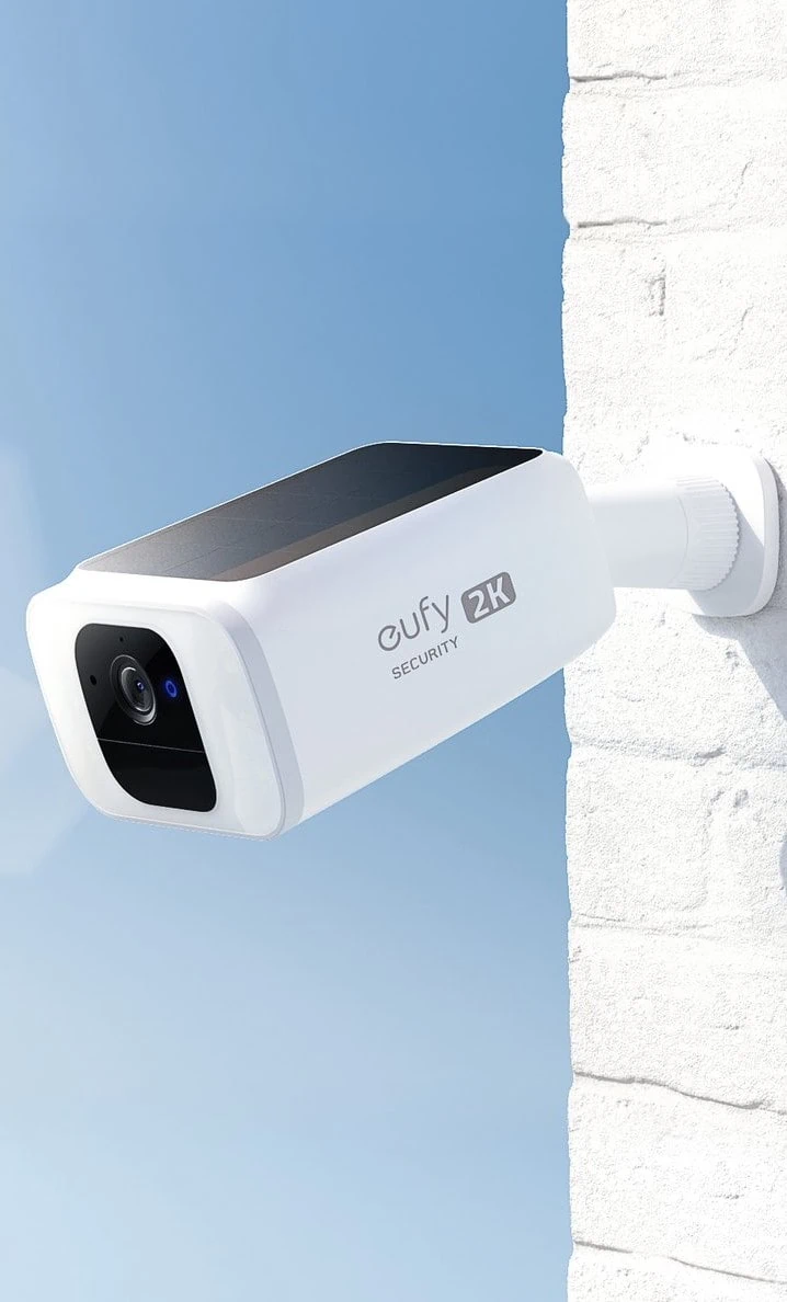 eufy solocam solar op een witte muur