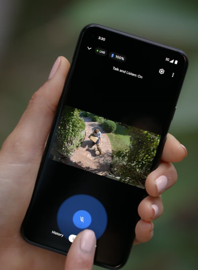 hand met smartphone die camerabeelden in nest app weergeeft