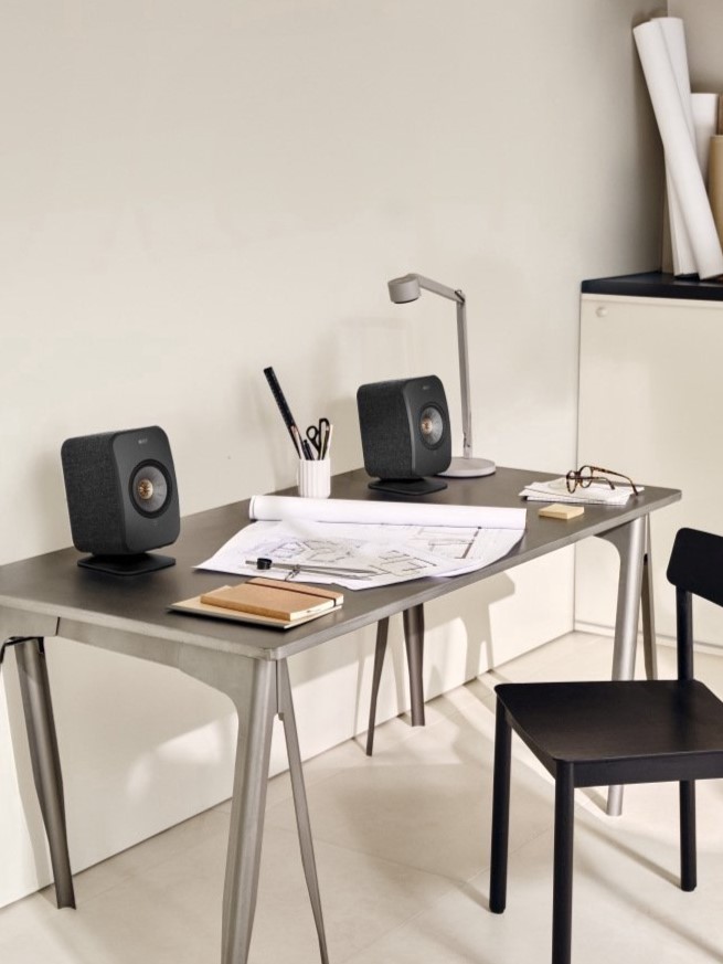 KEF - LSX II Wireless Stereo Speakers op een bureau