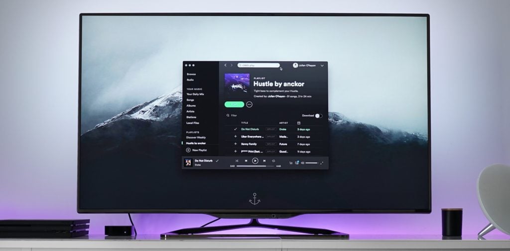 Smart Tv met wit-paarse achtergrond