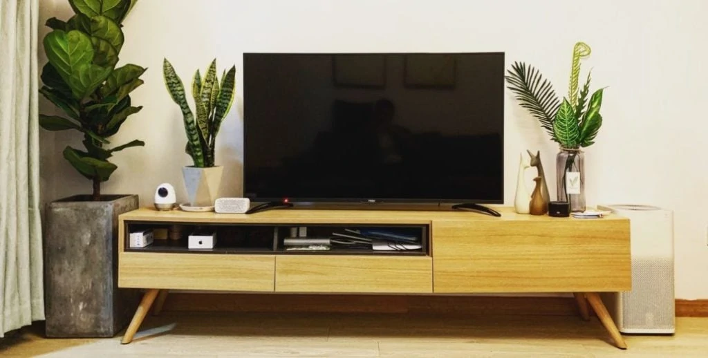 Smart Tv op houten kastje