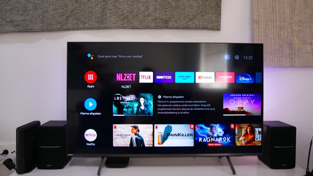 smart tv met android tv erop staat aan met het thuisscherm open