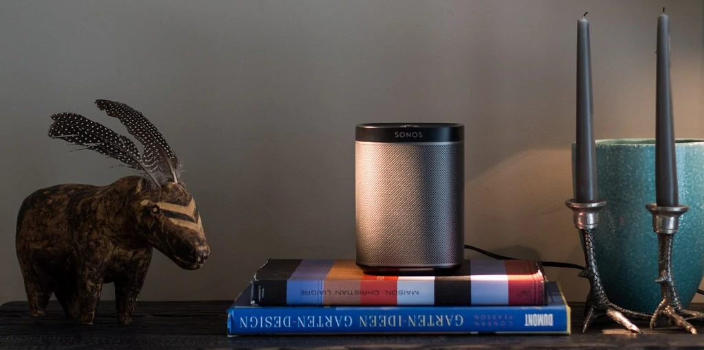 Sonos Play 1 speaker op een stapeltje boeken