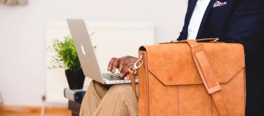 Man werkt op laptop