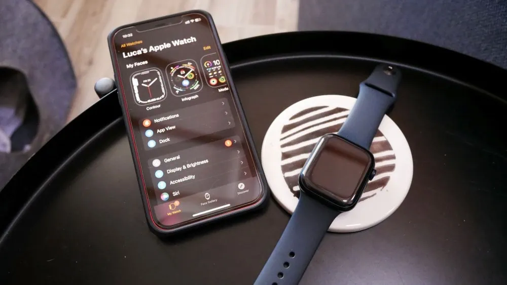 iphone en apple watch naast elkaar op tafeltje