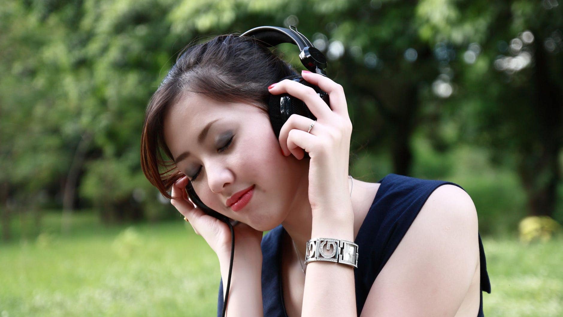 Meisje Met Koptelefoon In Het Park, Genietend Van Haar Muziek