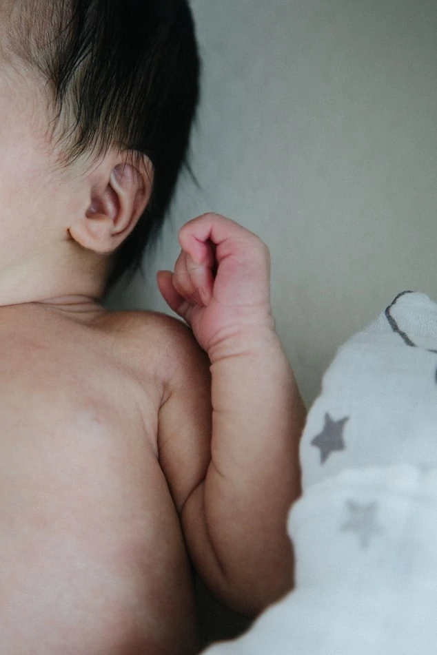 Babybuikje en armpje in beeld. Met de zoomfunctie kan je een gedetailleerd van je baby krijgen.
