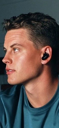 Bose QuietComfort Earbuds II gedragen door een man