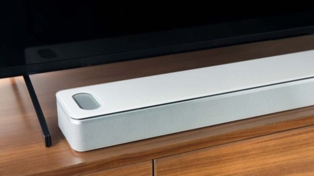 Bose Smart Soundbar 900 in beeld voor een televisie op een televisiemeubel.