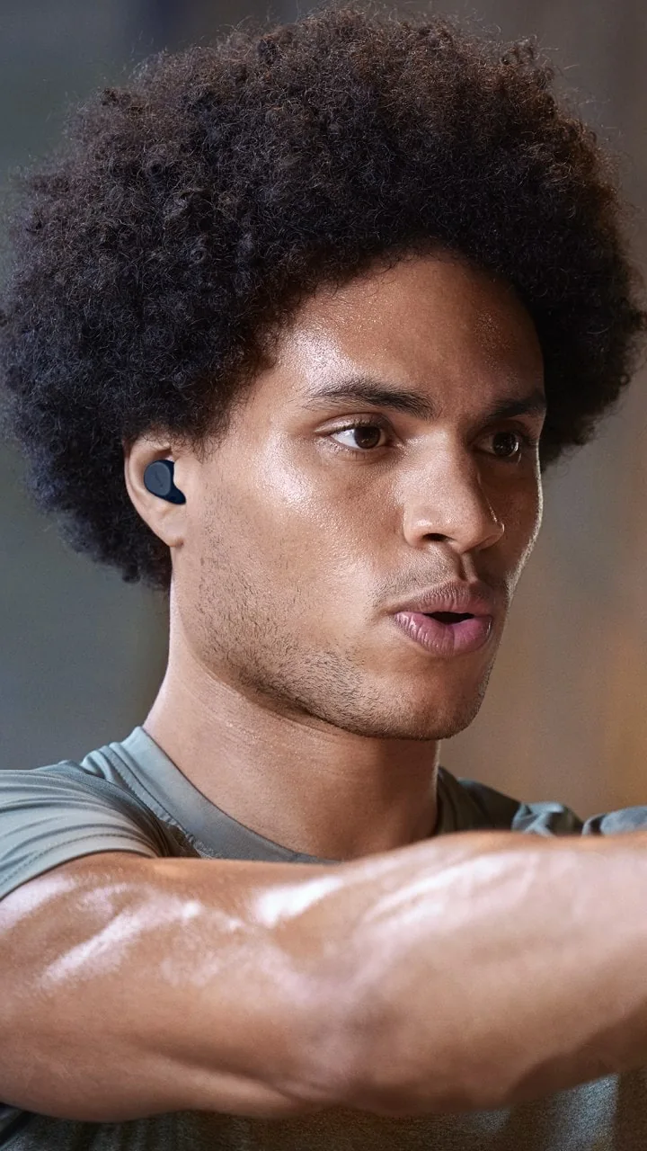 Jabra Elite 7 Active door sportende man gedragen