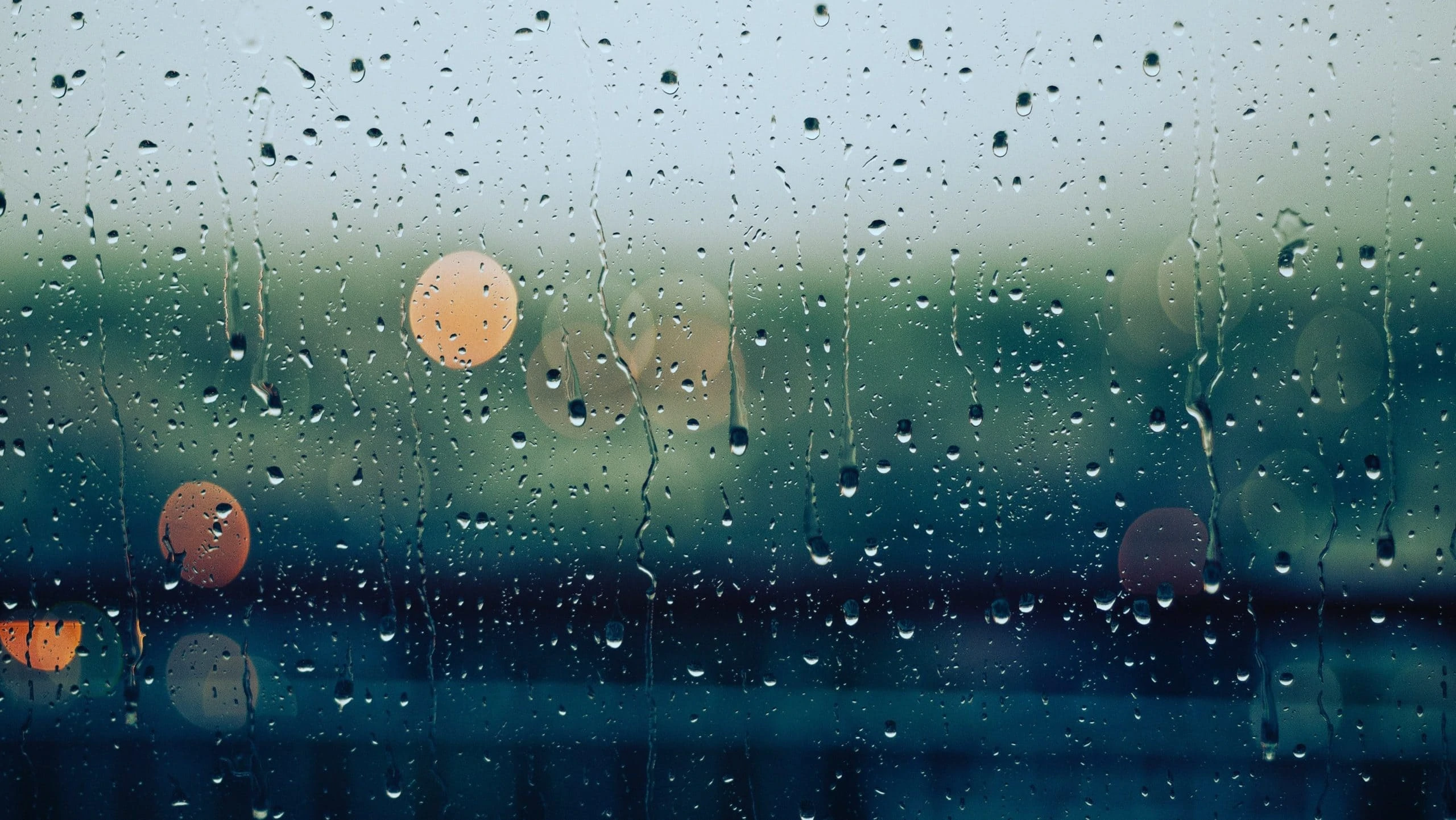 Regendruppels op een raam