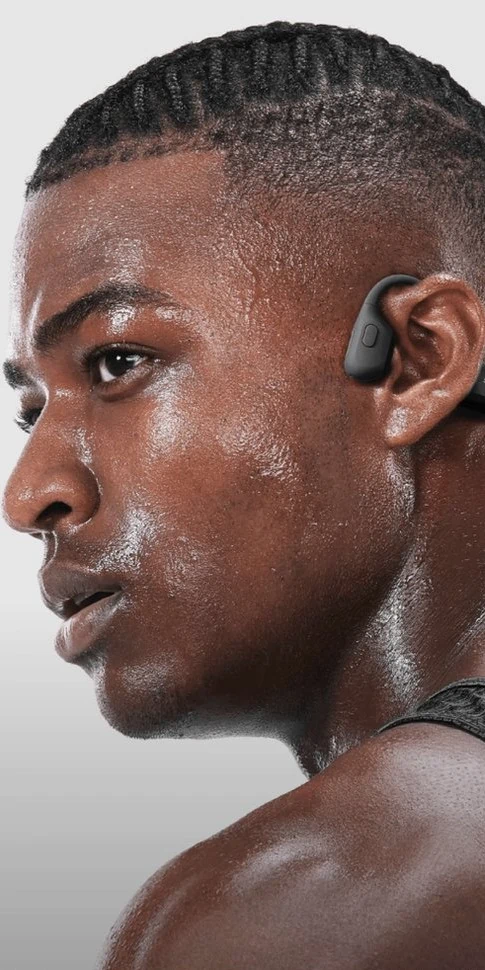 shokz openrun langs het hoofd van een bezweette sporter