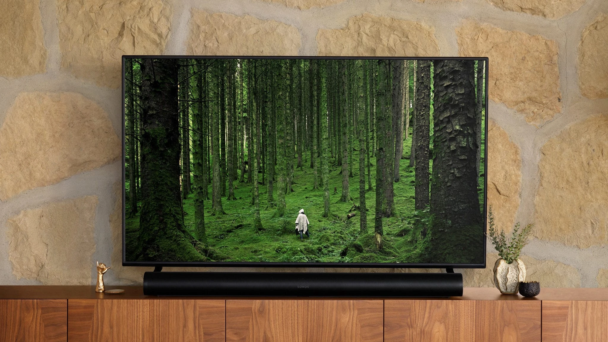 Sonos Arc in beeld voor een televisie op een televisiemeubel.
