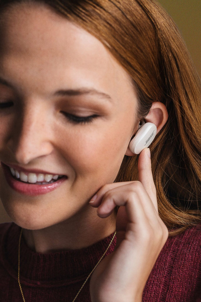Vrouw in beeld met Bose QuietComfort in-ear oordopjes