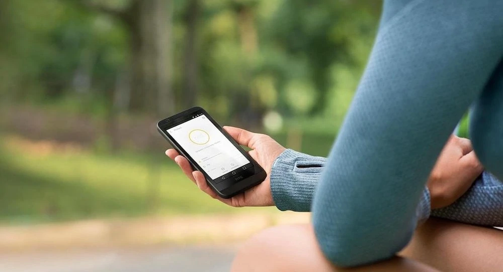 Vrouw Met Google Nest App Op Telefoon