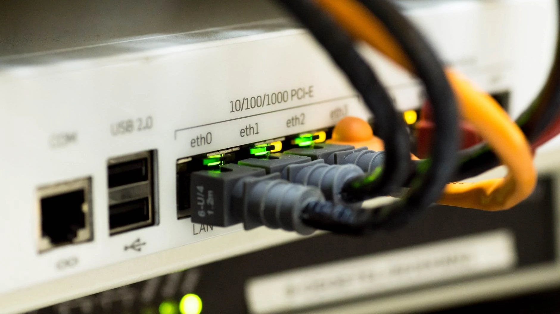 Ethernet invoerpoorten in beeld