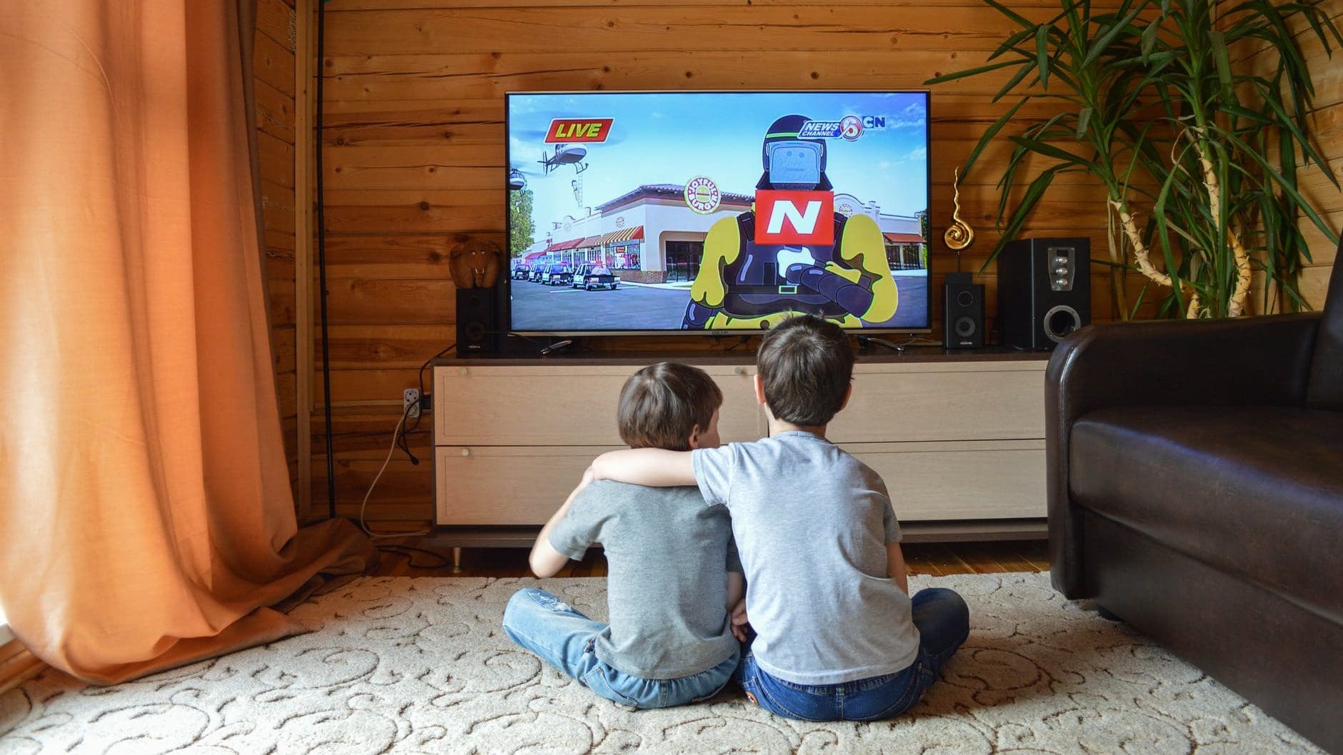 Twee jongetjes kijken samen naar tv