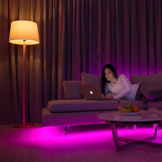 Yeelight Smart RGB Led Lamp in een paarse kleurtint in de woonkamer