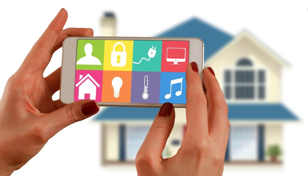 hand met iphone smart home icoontjes voor huis