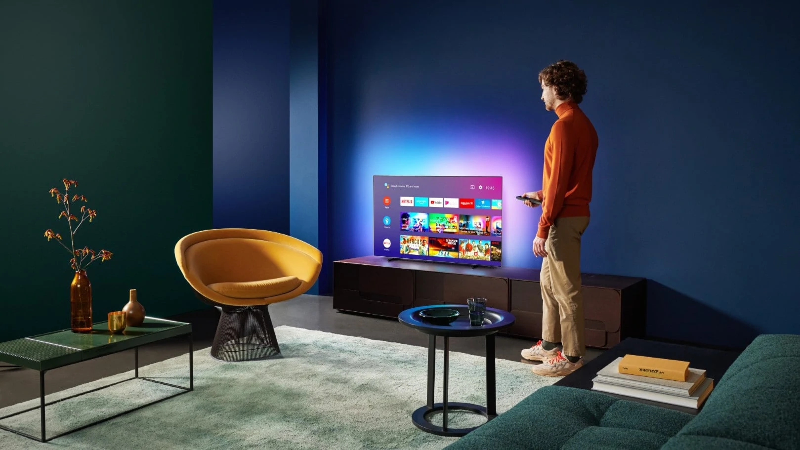 android tv in kleurrijke woonkamer met persoon ernaast