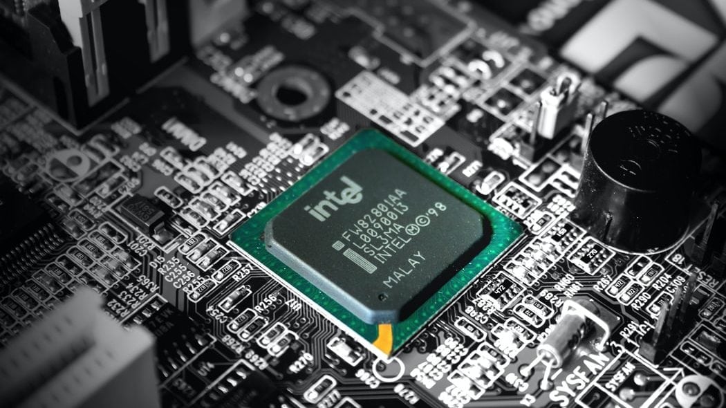 Intel chip in beeld op moederbord