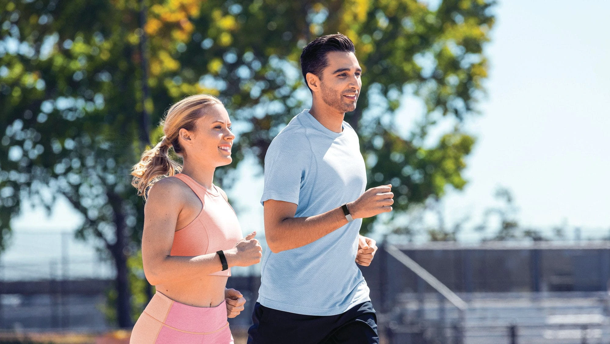 Man en vrouw aan het hardlopen met een Fitbit