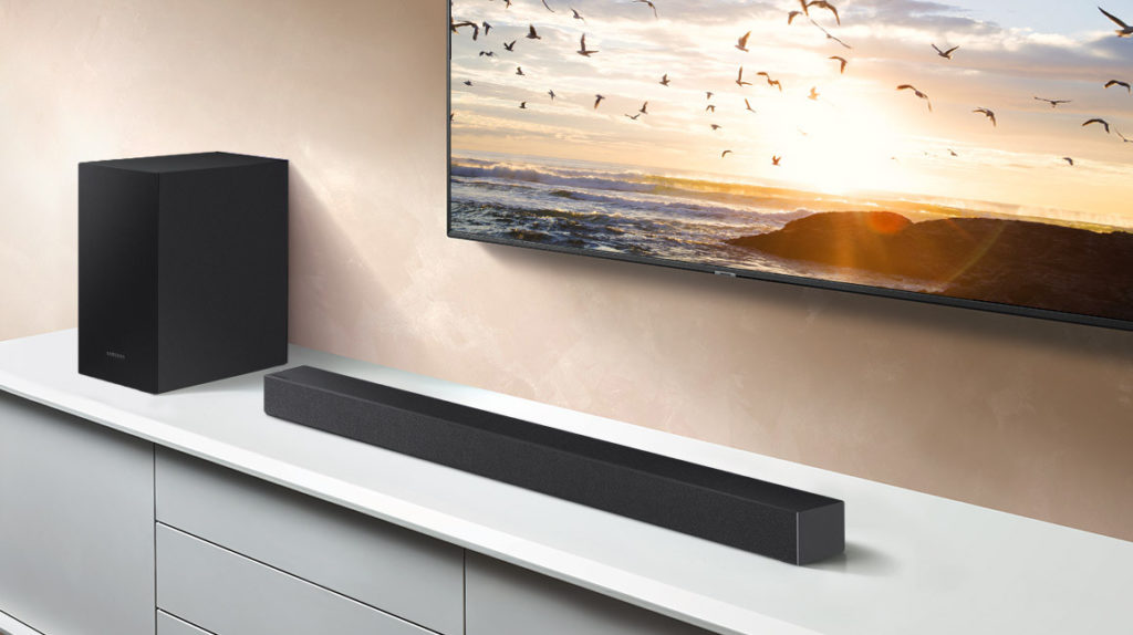 Soundbar en subwoofer in beeld met tv erboven