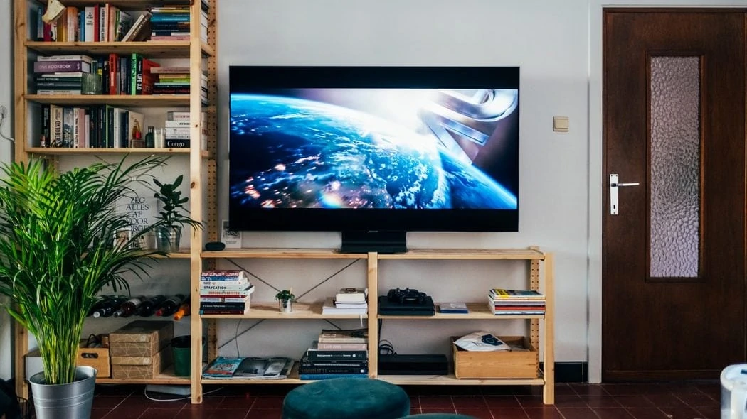 Televisie op een meubel in de woonkamer in beeld