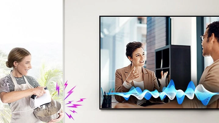 Vrouw kijkt tv terwijl ze kookt