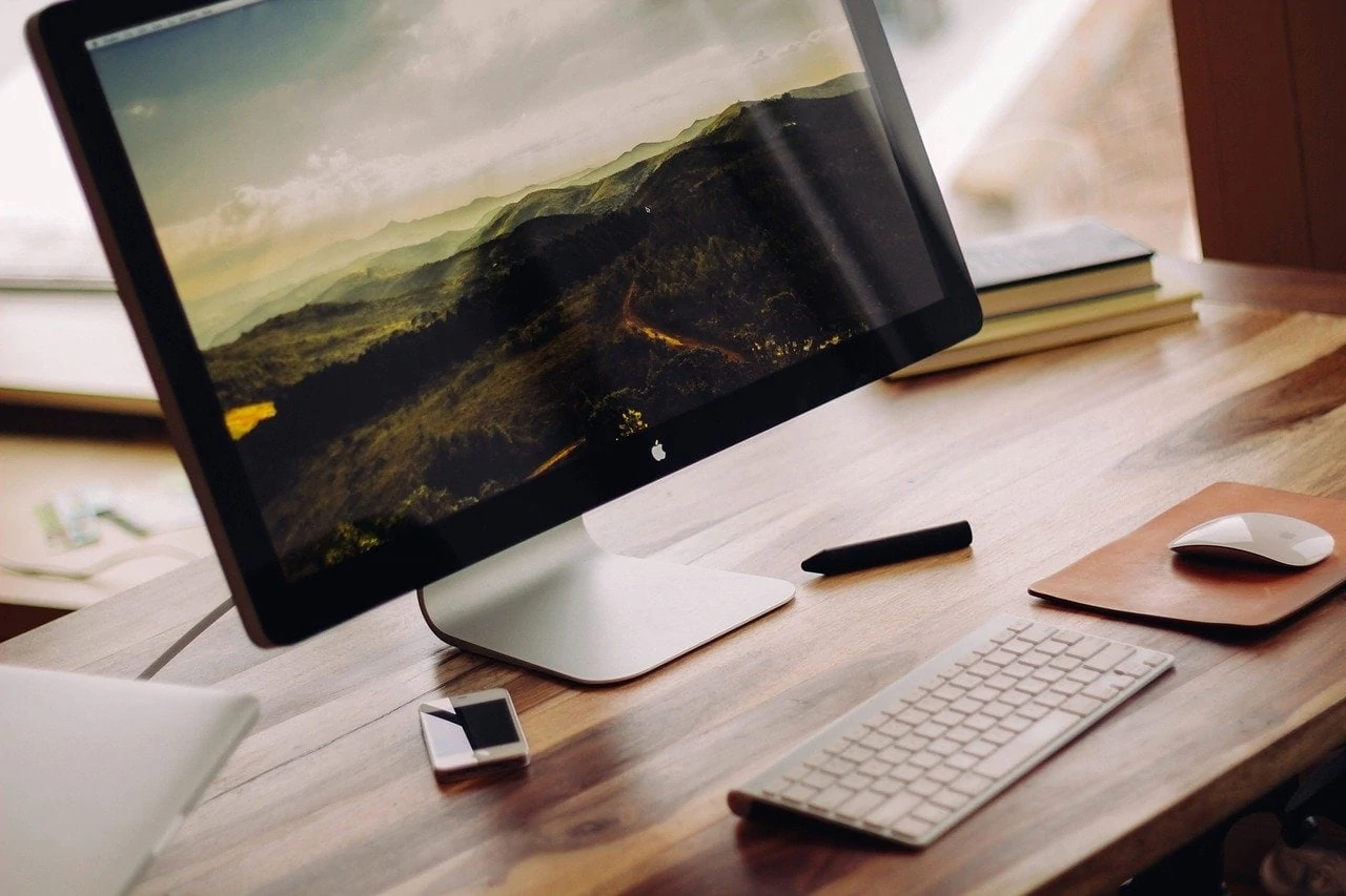 Apple iMac op bureau met toetsenbord ervoor