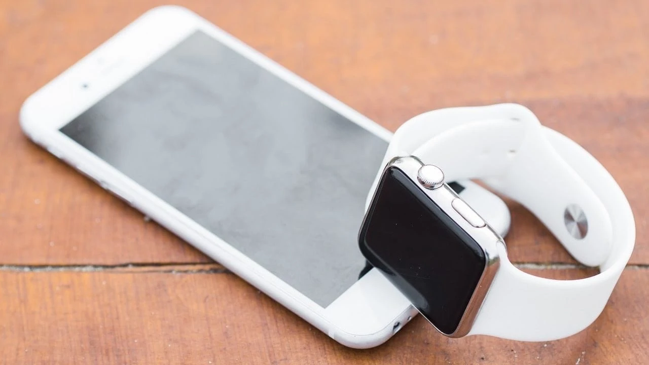 Een witte Apple Watch met witte iPhone