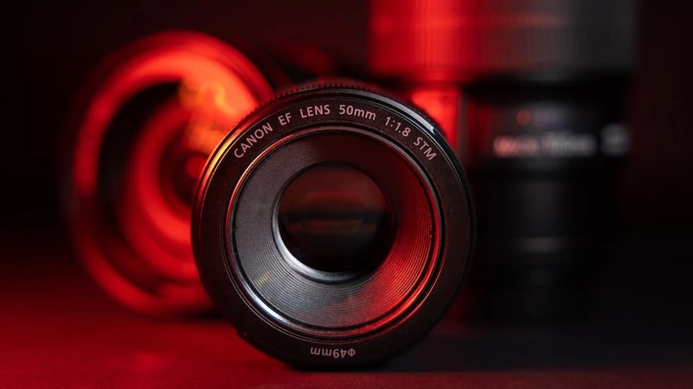 50 mm lens van voren op rode achtergrond