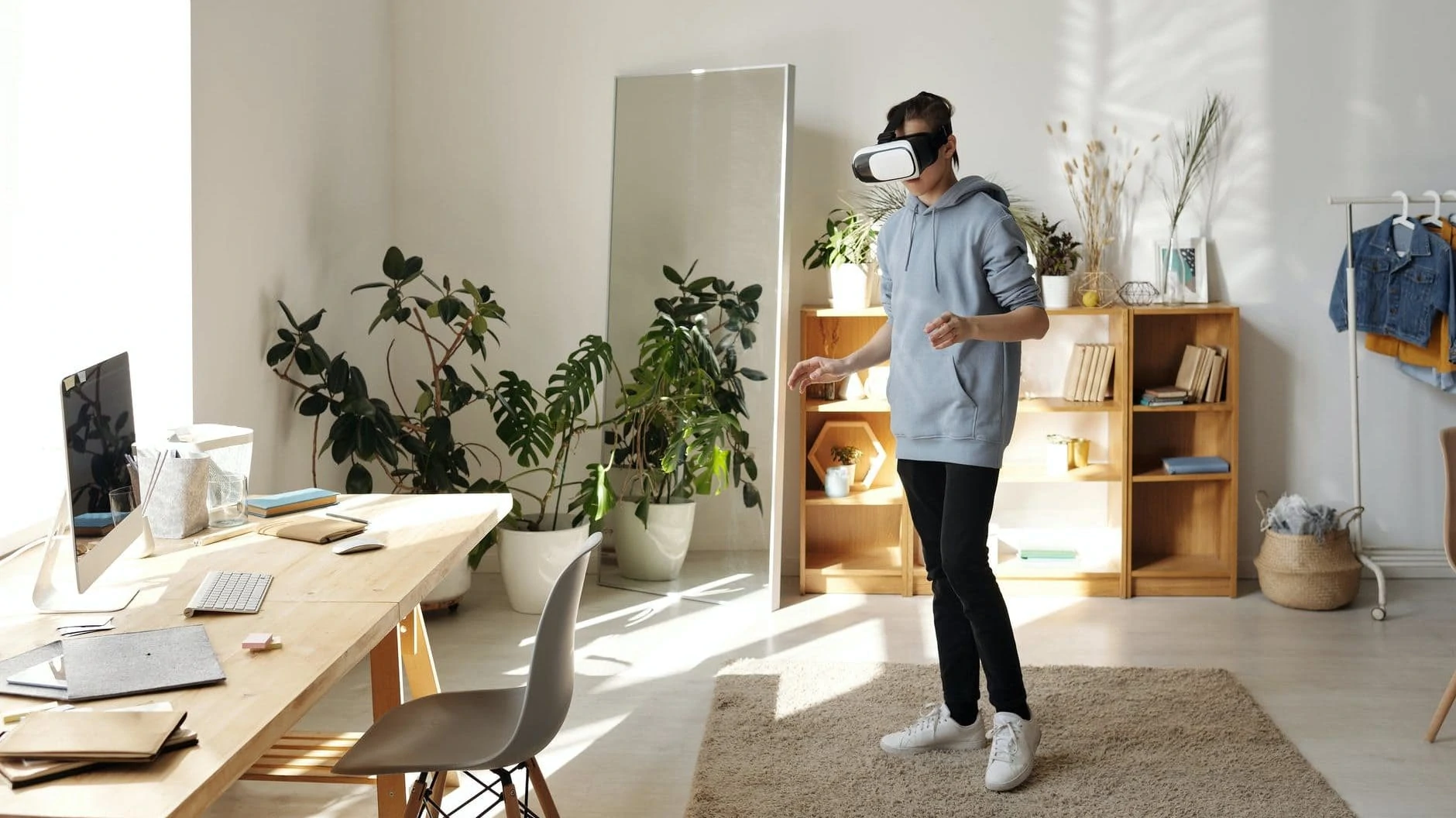 Jongeman in een werkkamer met een VR-bril