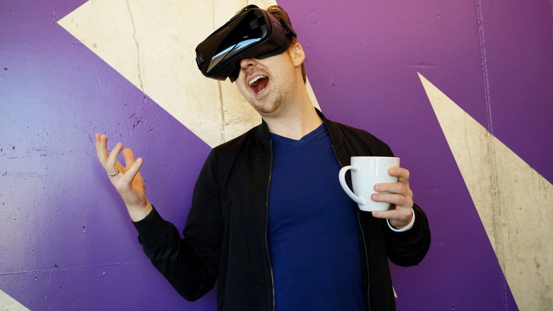 Man al zingend in beeld met een VR-bril op