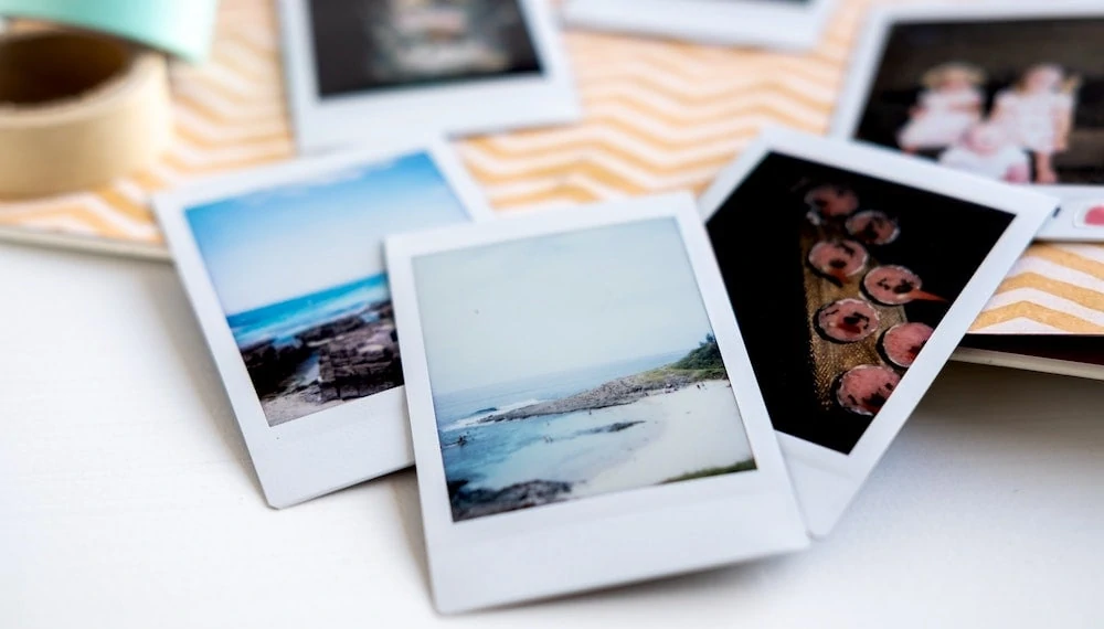 polaroidfoto's op een tafel