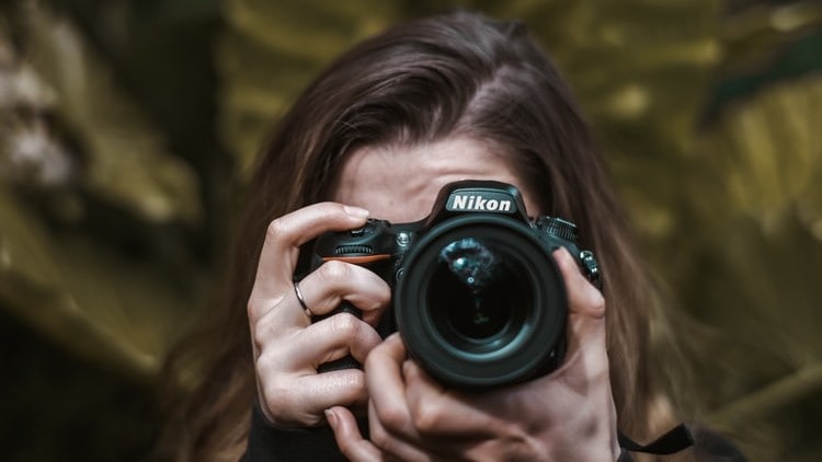 Vrouw maakt een foto met haar NIKON camera