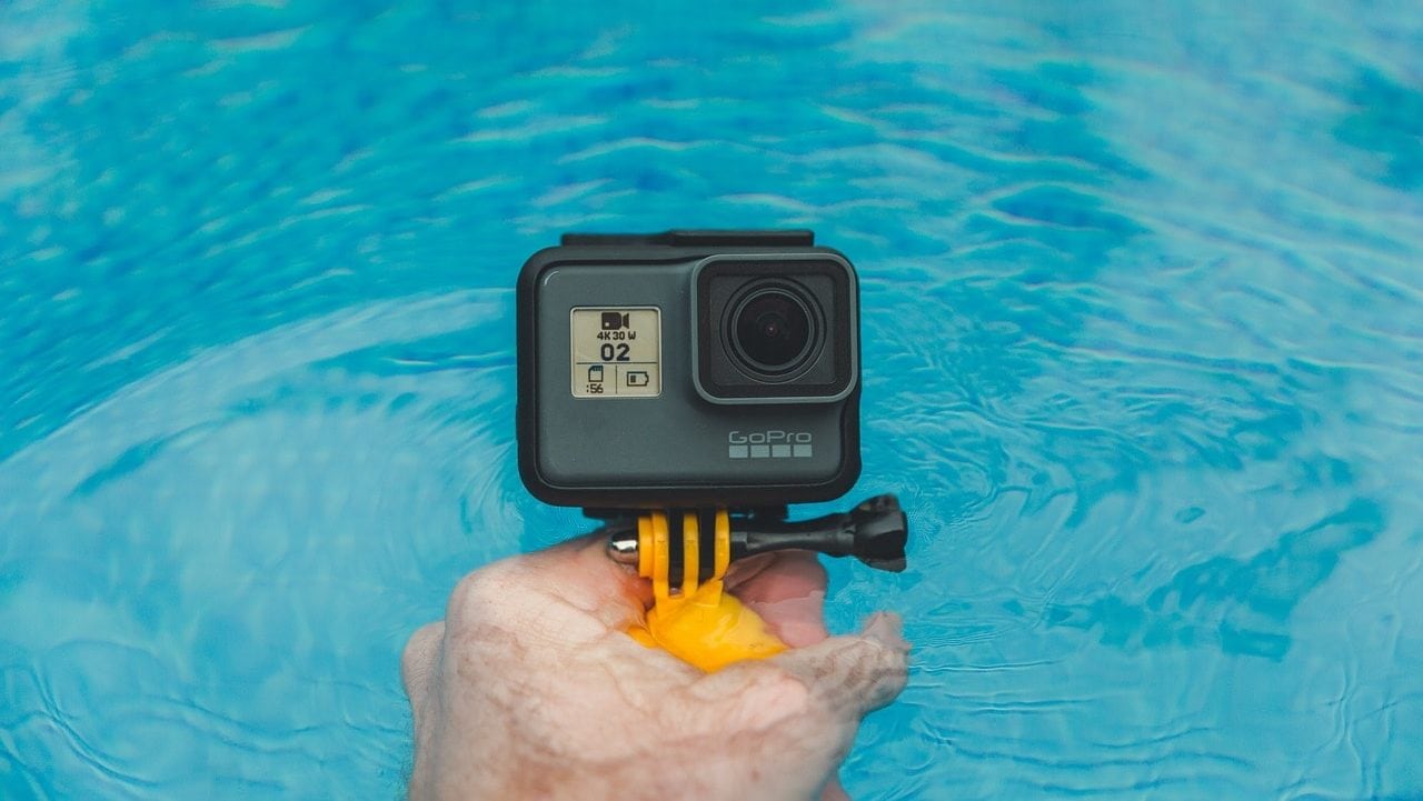 GoPro filmt in zwembadwater