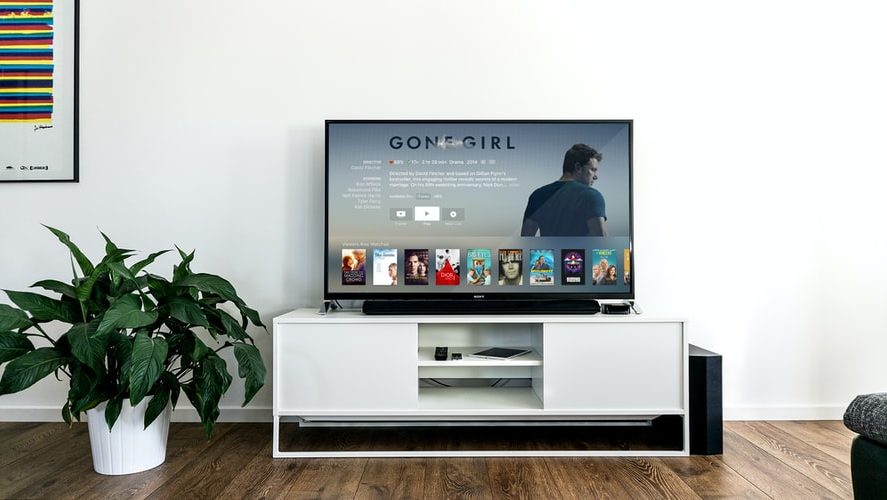 Tv op een tv meubel in beeld