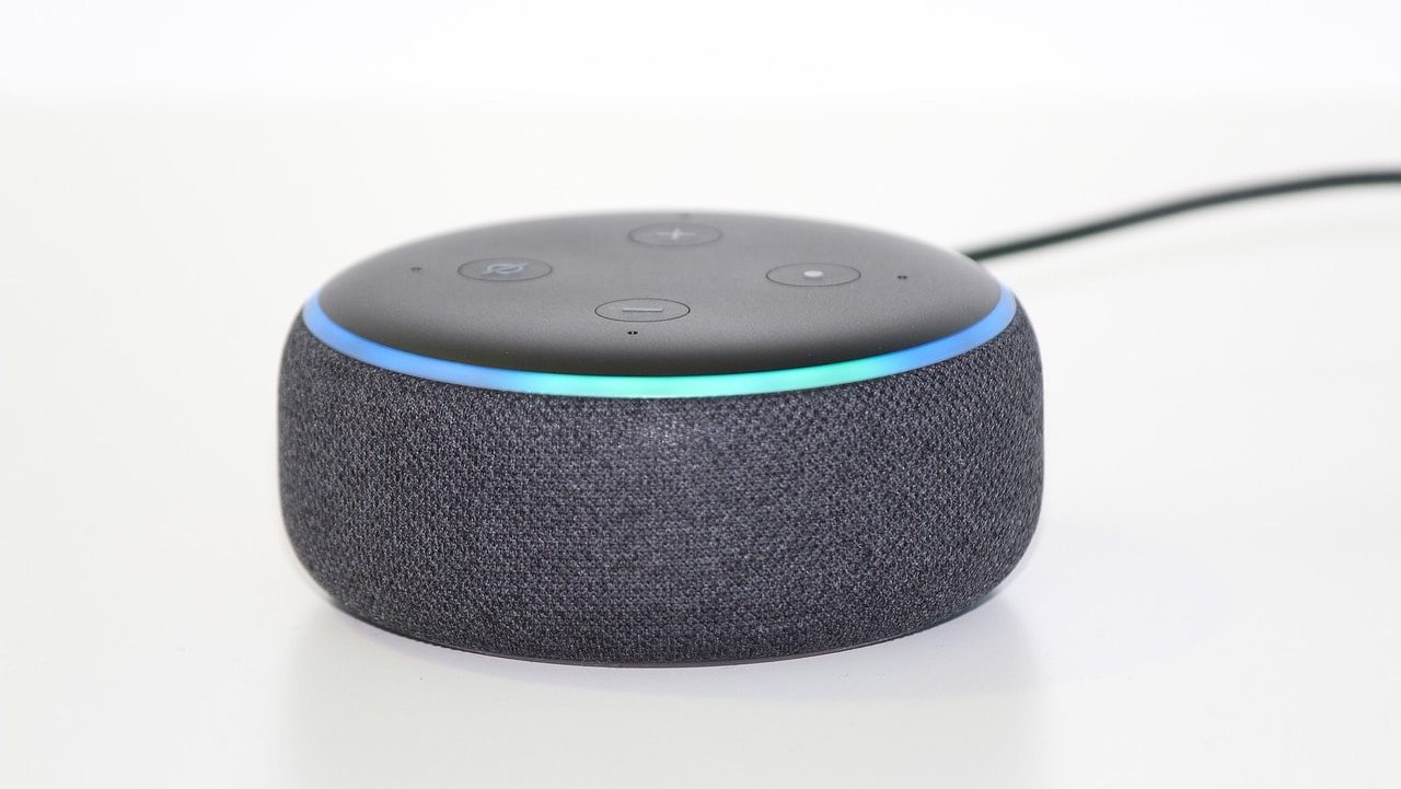 Amazon Echo Dot speaker met blauwe lichtring aan