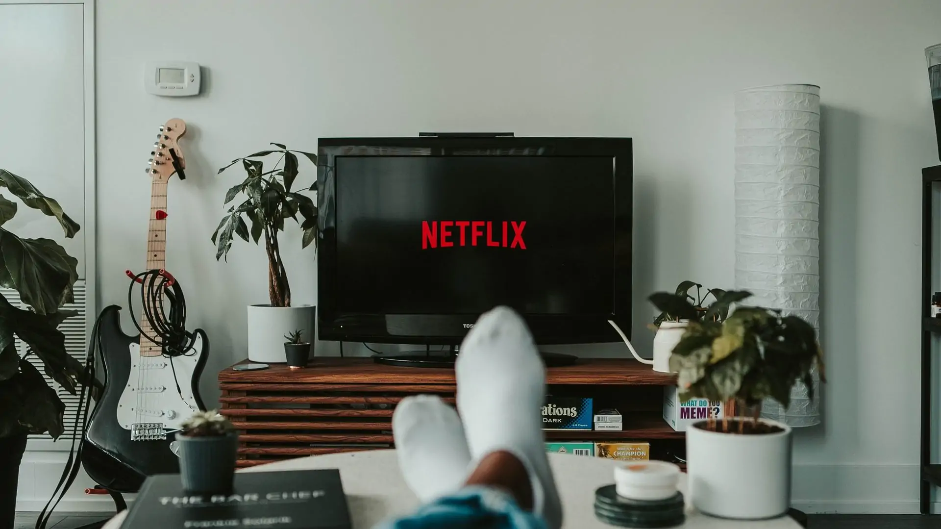 voeten voor tv met netflix-logo op scherm