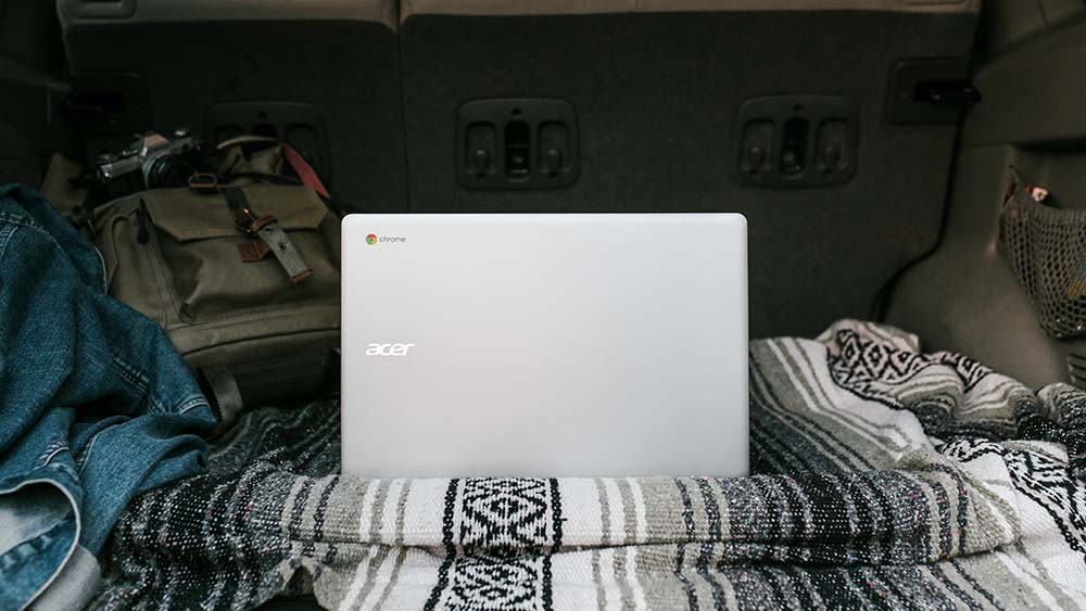 Acer laptop in de koffer van een auto