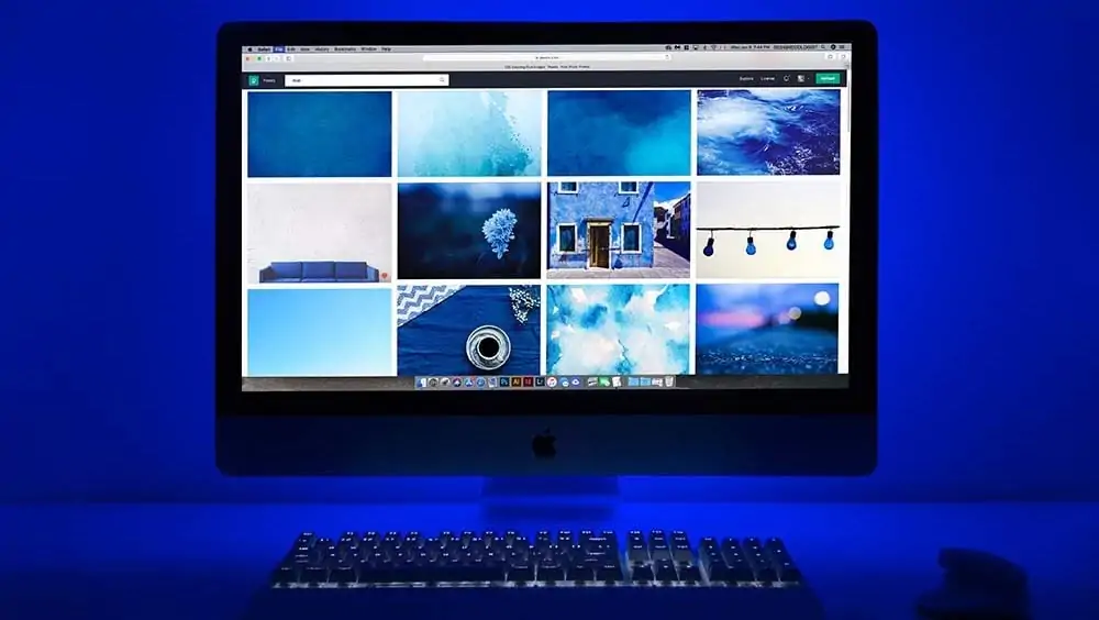 Foto's op een monitor met blauwe achtergrondverlichting
