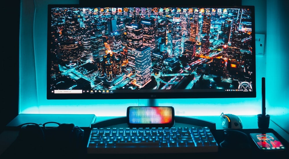 gamer set up met blauwverlicht toetsenbord en muur
