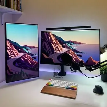 Horizontale en verticale monitor op een bureau