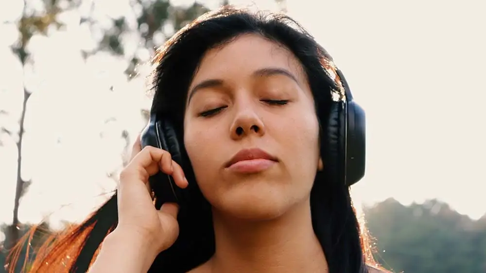 Vrouw luistert naar de radio met haar hoofdtelefoon