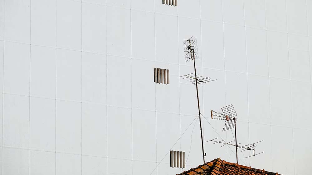 Antennes op een dak in beeld