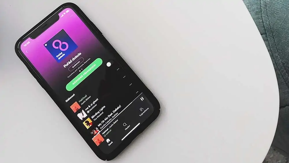 Smartphone met de Spotify app open