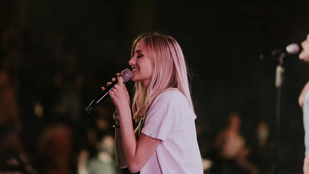 Vrouw zingt tijdens een live concert