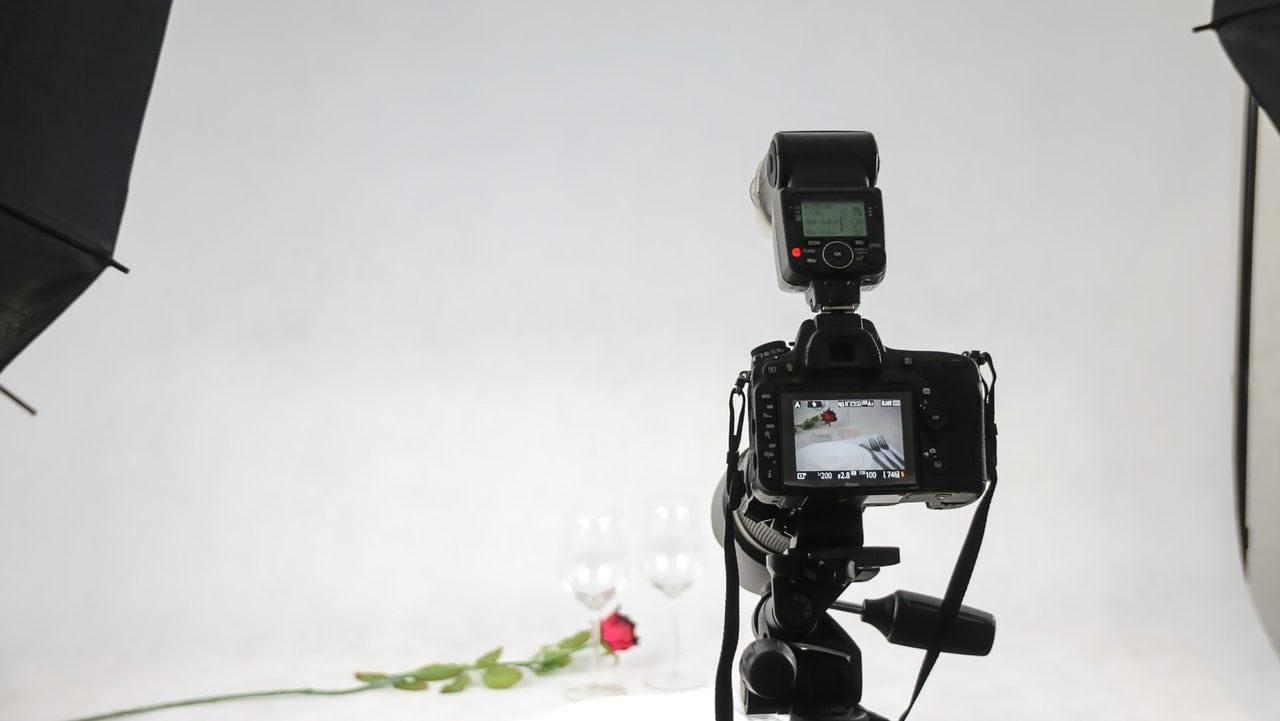 camera gericht op glazen en roos