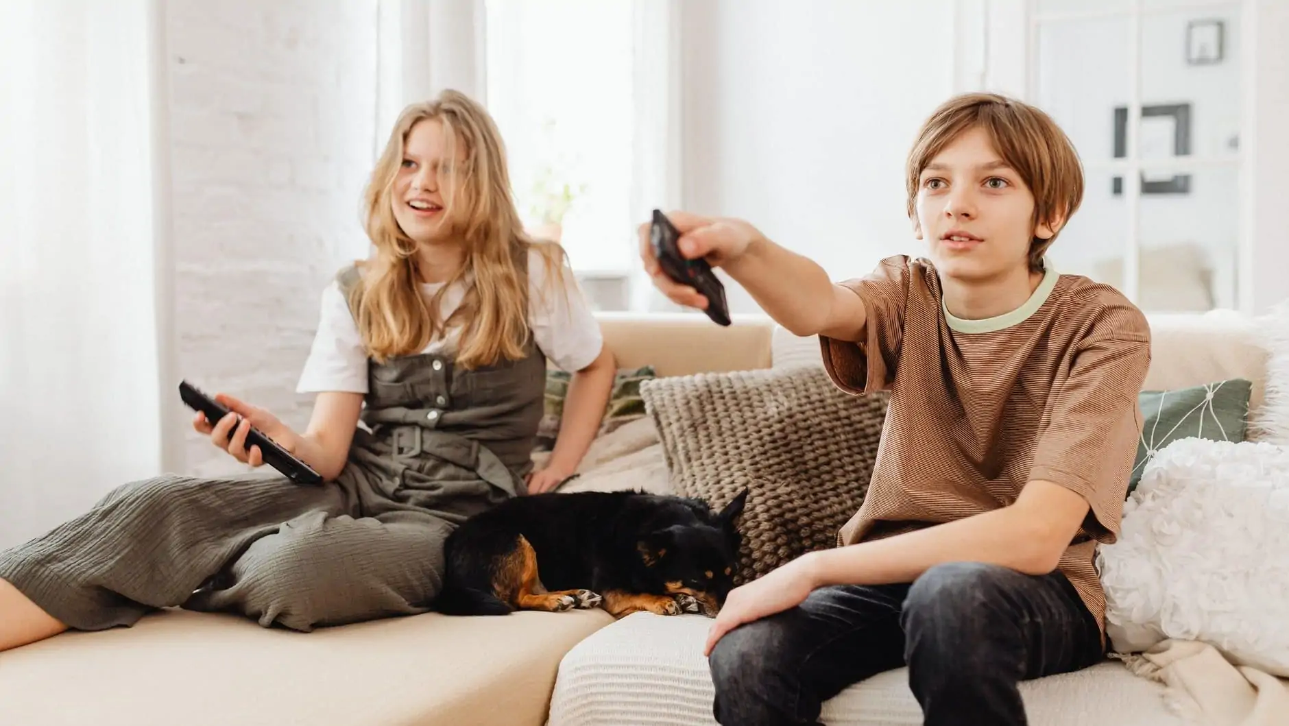 Broer en zus kijken naar tv